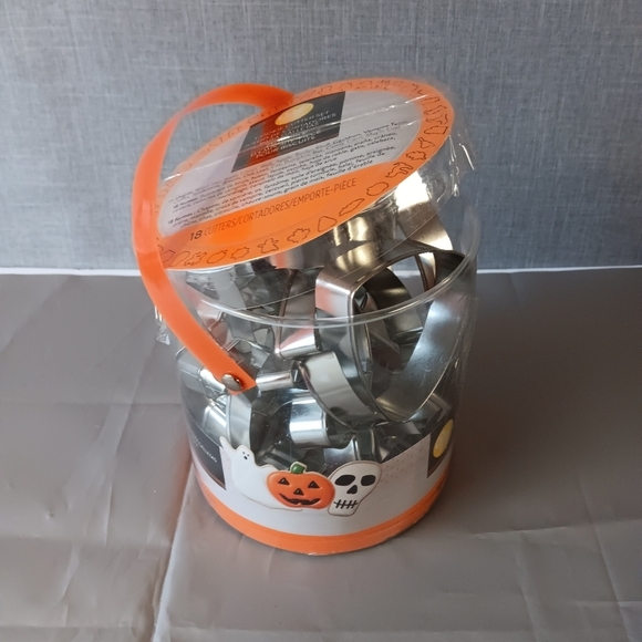 18  Wilton Halloween Cookie Cutters Metal New Open Box Ghost Bat Skull Gothic - Picture 7 of 7